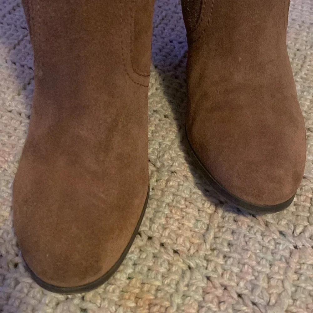 🦊 👢Tall lace brown suede with buckle. EUC. All heights pictured. 3 inch heel. - Picture 8 of 16